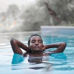 امرأة بالبكيني قرب الماء