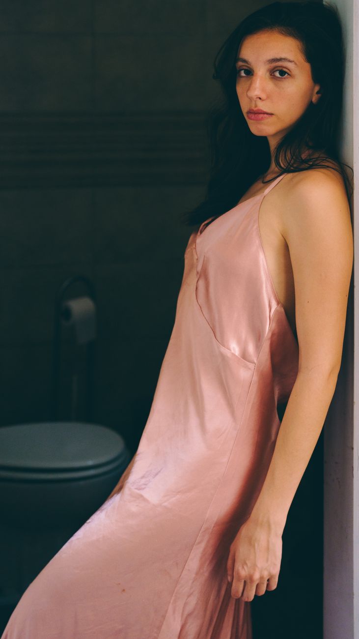امرأة بملابس داخلية