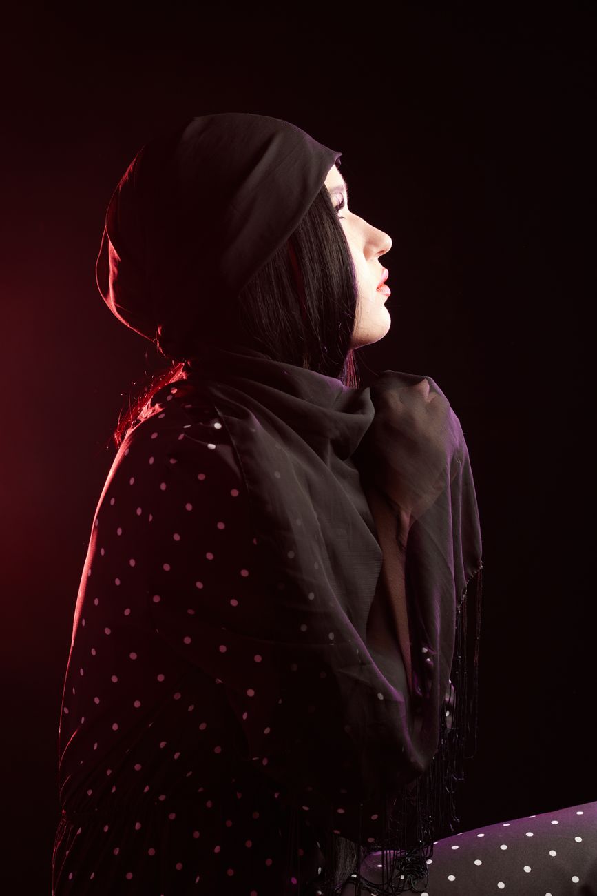 امرأة شابة جذابة