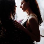 امرأة شابة جذابة
